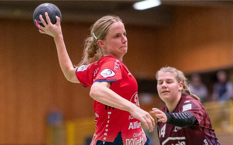 Britta Meyer (am Ball) fällt mit einem Kreuzbandriss aus. GB-Foto: Eibner/ Hipp
