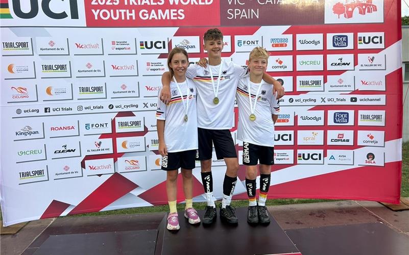 Bronze mit dem deutschen Team: Sydney Stöhr, Nils Bacher (Mitte) und Manuel Lang strahlten mit ihren Medaillen um die Wette. GB-Foto: gb