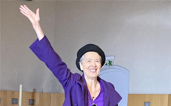 „Brot und Rosen“ startet am 1. März mit „Caren und kehren – aber bitte alle“ mit Adele Seibold an den Besen und Ariella Pavoni an den Instrumenten. GB-Foto