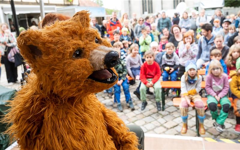 Brummelbutz ist der letzte Bär vom Schönbuch, wie die kleinen Besucher am 50-jährigen Jubiläum des Naturparks Schönbuch beieiner Vorführung erfahren haben. GB-Foto: Schmidt
