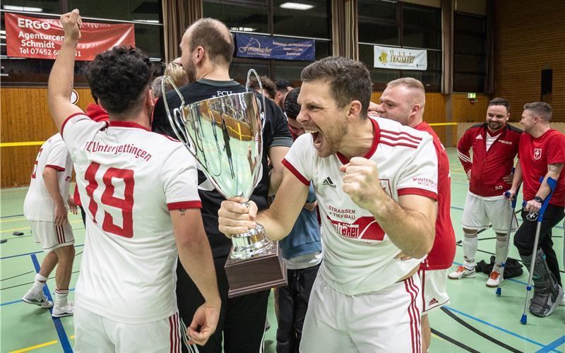 „Brutale Erleichterung“: André Kegreiß (rechts) jubelt vor einem Jahr über den Gewinn des Jettinger Wanderpokals. GB-Foto: Schmidt