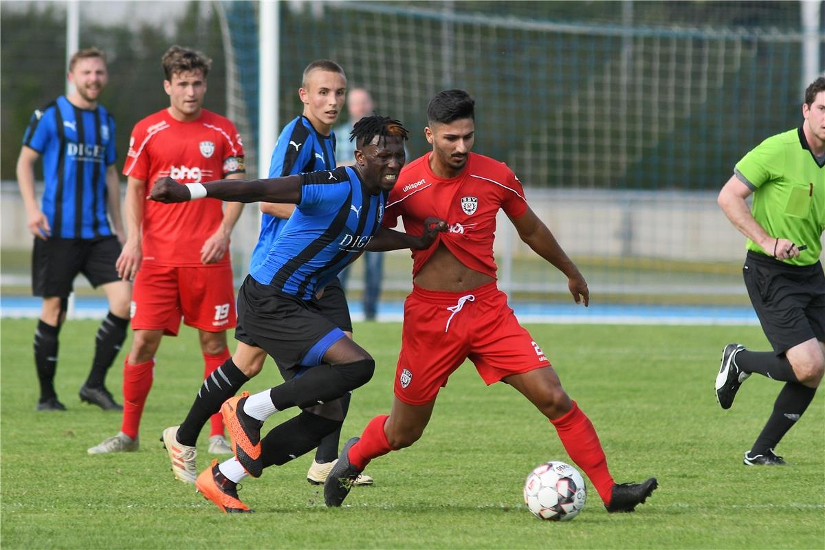 Bubacarr Sanyang (VfL Nagold #17) gege Deniz Bulut (SSV Reutlingen #26)  Fussbal...
