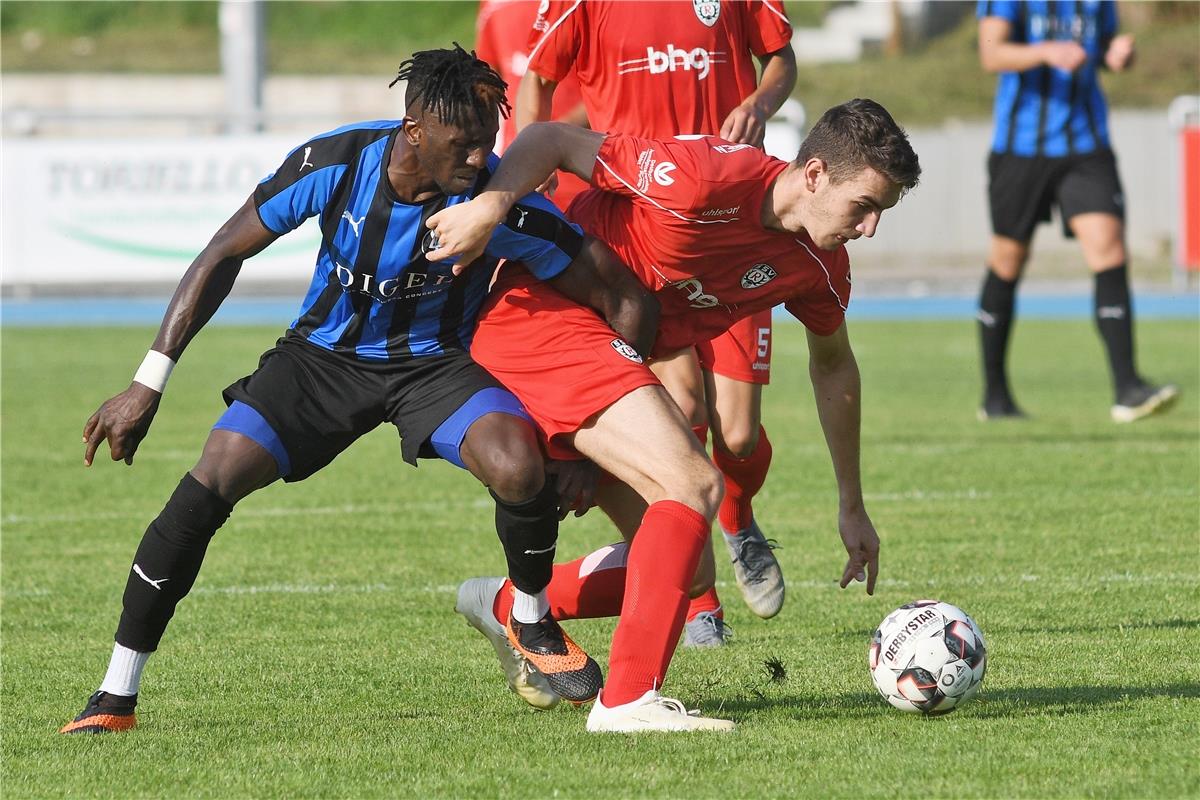 Bubacarr Sanyang (VfL Nagold #17) gegen Arbnor Nuraj (SSV Reutlingen #28)  Fussb...