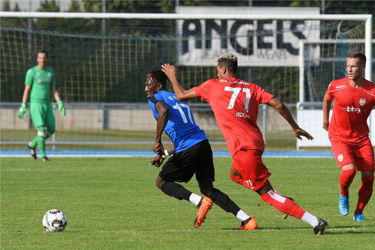 Bubacarr Sanyang (VfL Nagold #17) gegen Ruben Reisig (SSV Reutlingen #71)  Fussb...