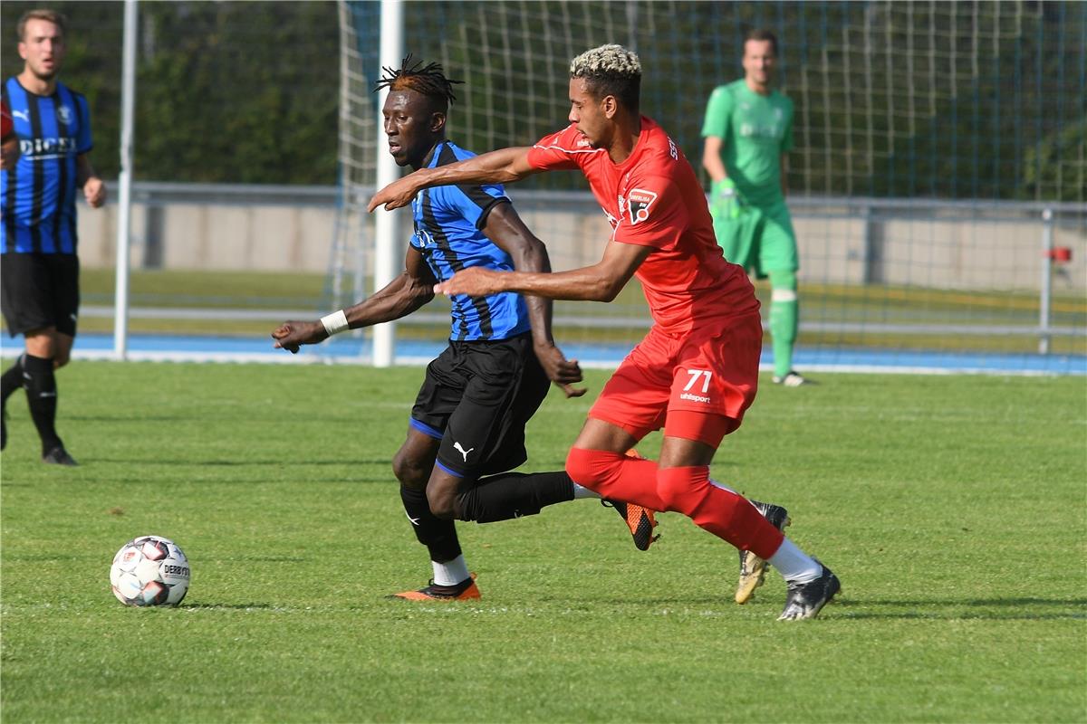 Bubacarr Sanyang (VfL Nagold #17) gegen Ruben Reisig (SSV Reutlingen #71)  Fussb...