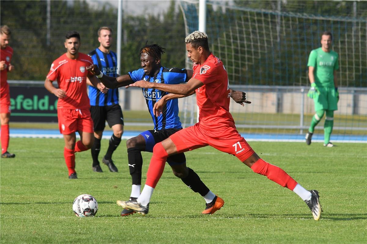 Bubacarr Sanyang (VfL Nagold #17) gegen Ruben Reisig (SSV Reutlingen #71)  Fussb...