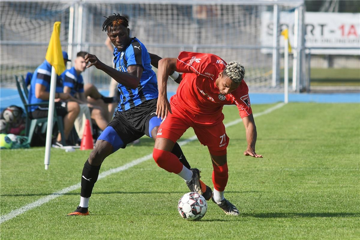 Bubacarr Sanyang (VfL Nagold #17) gegen Ruben Reisig (SSV Reutlingen #71)  Fussb...