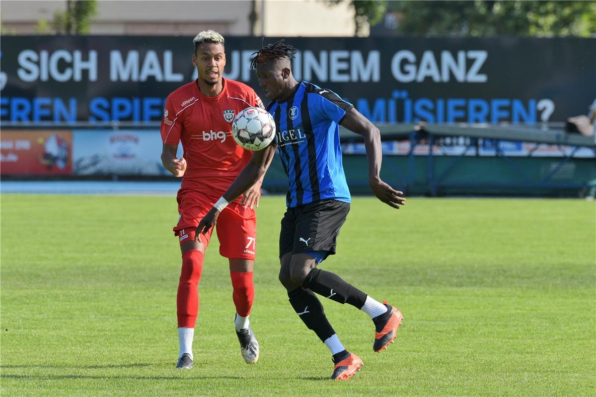 Bubacarr Sanyang (VfL Nagold #17) gegen Ruben Reisig (SSV Reutlingen #71)  Fussb...