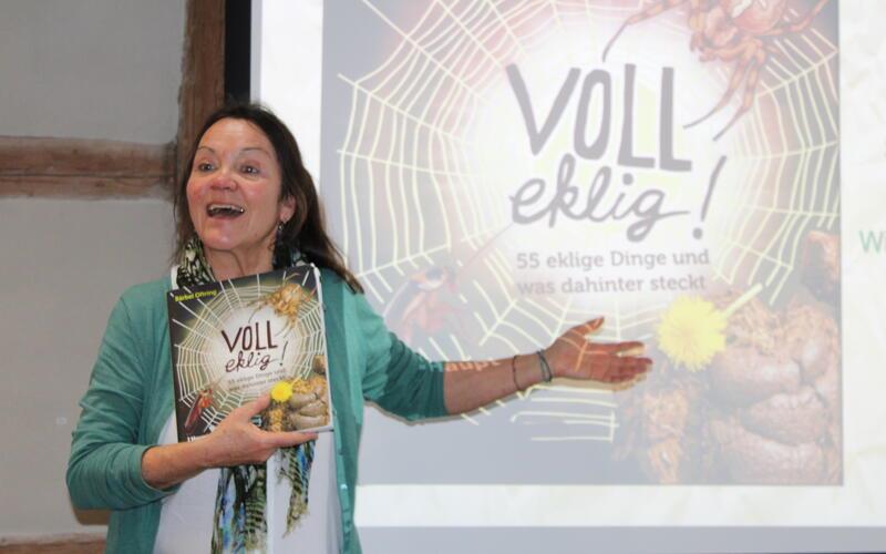 Bücher der Sachbuchautorin Bärbel Oftring landen immer wieder auf der Bestsellerliste. Sie begeistert die Schüler mit ihrem Wissen über Spinnen, Algen und Co.GB-Foto: Baum