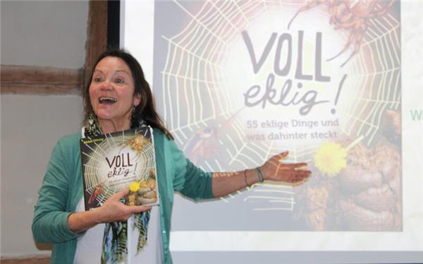 Bücher der Sachbuchautorin Bärbel Oftring landen immer wieder auf der Bestsellerliste. Sie begeistert die Schüler mit ihrem Wissen über Spinnen, Algen und Co.GB-Foto: Baum