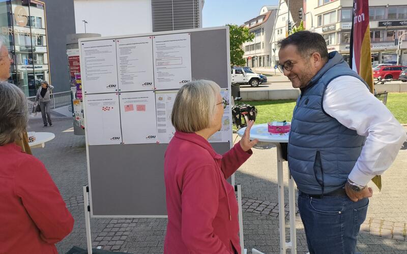 Bürger hielten an und erklärten ihre Vorstellungen, hier im Gespräch zum Beispiel mit Tobias Pfander (rechts). GB-Foto: Straub