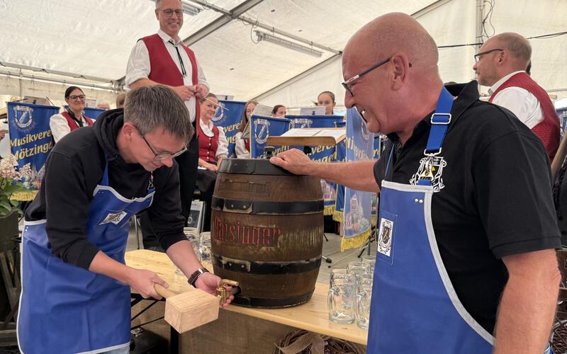 Bürgermeister Benjamin Finis (links) und Heinz Landenberger läuteten mit dem Fassanstich die Feierei ein. GB-Foto: Priestersbach