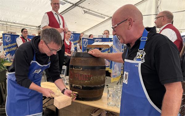 Bürgermeister Benjamin Finis (links) und Heinz Landenberger läuteten mit dem Fassanstich die Feierei ein. GB-Foto: Priestersbach