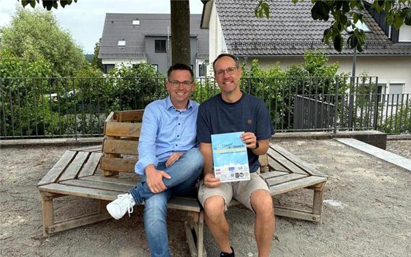 Bürgermeister Benjamin Finis und Jugendreferent Sebastian Vogel präsentieren das Ferienprogramm. GB-Foto: gb