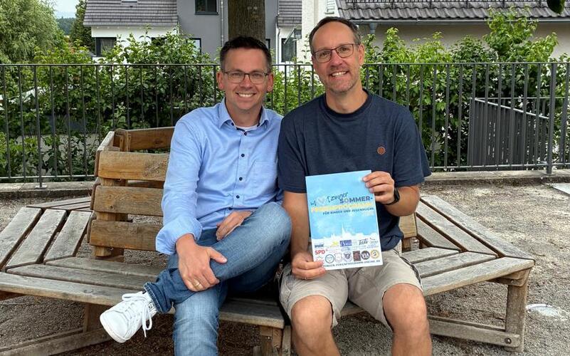Bürgermeister Benjamin Finis und Jugendreferent Sebastian Vogel präsentieren das Ferienprogramm. GB-Foto: gb