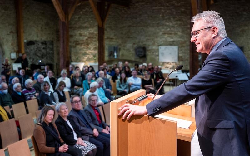 Bürgermeister Bernd Dürr (am Pult) blickt zuversichtlich ins Jahr 2023 – „weil ich weiß, dass so viele Menschen in unserer Gemeinde sich engagieren, kümmern, mitdenken und mithelfen.“ GB-Foto: Schmidt