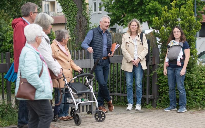 Bürgermeister Bernd Dürr aus Bondorf – hier am Friedhof – erläutert aktuelle Projekte.GB-Foto: Schmidt