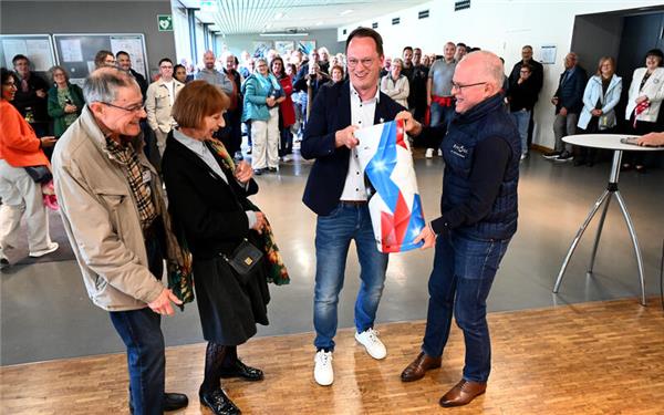 Bürgermeister Bruno Peylachon (von rechts) überreicht ein Bierfass als Gastgeschenk an OB Nico Reith im Beisein der Partnerschaftspräsidenten Gabriele Hüttenberger und Pierre Chaneliere. GB-Foto: Holom