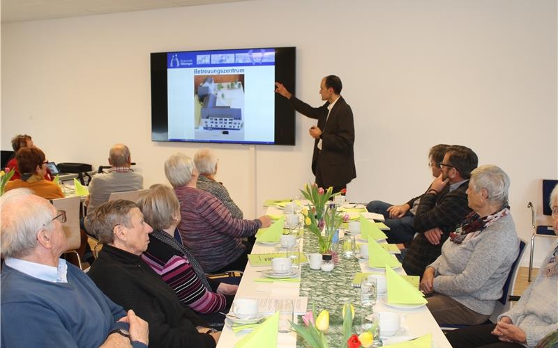 Bürgermeister Hagenlocher referierte auch übers Betreuungszentrum. GB-Foto: Baum