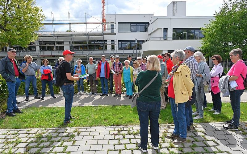 Bürgermeister Hans Michael Burkhardt erläutert beim Informationsspaziergang einer großen Gruppe interessierter Bürgerinnen und Bürger die Aufstockung der Jettinger Gemeinschaftsschule um vier Klassenzimmer und weitere Räume. GB-Foto: Reichert