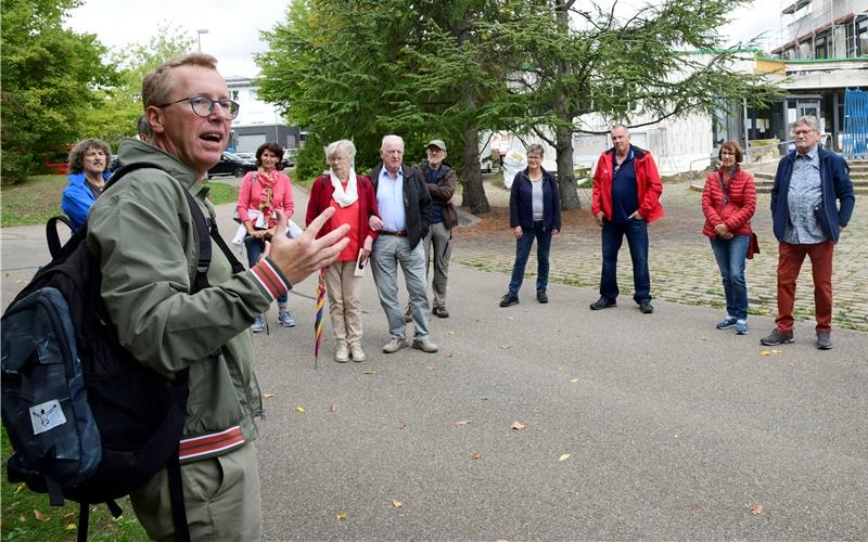 Bürgermeister Hans Michael Burkhardt (links) nahm die Bürger mit auf einen Spaziergang durch die Gemeinde. GB-Foto: Holom
