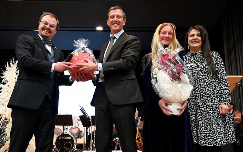 Bürgermeister Ingolf Welte (Zweiter von links mit Ehefrau Sandra) erhielt auch von Hauptamtsleiter Dominik Stark ein Präsent bei seiner Verabschiedung, durch die seine Assistentin Nilüfer Yüksel führte.GB-Foto: Holom