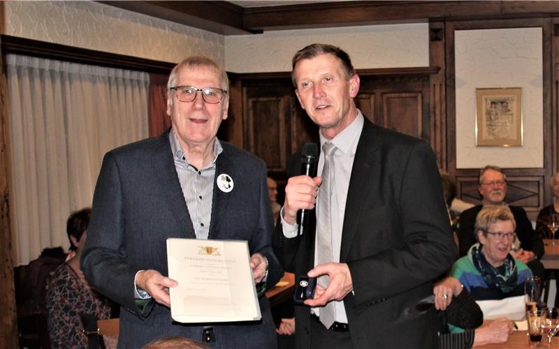 Bürgermeister Ingolf Welte (rechts) überreichte dem Kulturkreis-Vorsitzenden Lothar Vieth die Landesehrennadel und eine Urkunde. GB-Foto: Denner