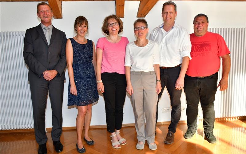 Bürgermeister Ingolf Welte verabschiedete Gabriele Zwirner, Kerstin Supper-Löffler, Dr. Christa Reiber, Andreas Ott und Marcus Maier (von links) GB-Foto: Holom