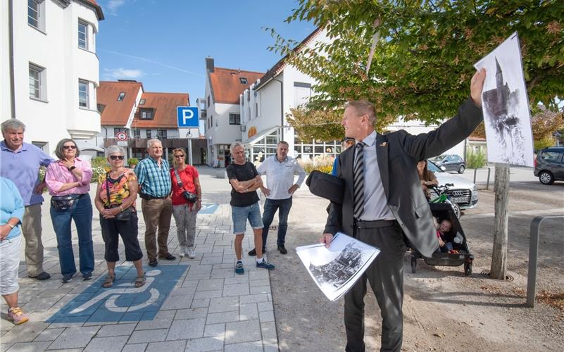 Bürgermeister Ingolf Welte zeigt Bilder der Infrastruktur aus dem Zweiten Weltkrieg.GB-Foto: Vecsey