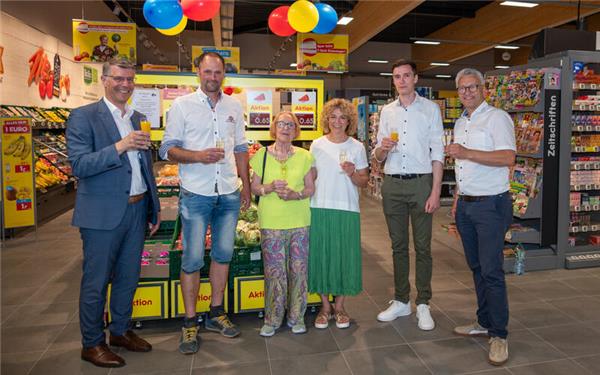 Bürgermeister Matthias Schöck, Jochen, Helga und Diana Braun, Expansionsleiter Joseph Laumann und Andreas Lutz, Vertreter der Bäckerei Sehne, stoßen auf die Wiedereröffnung an.GB-Foto: Nüssle
