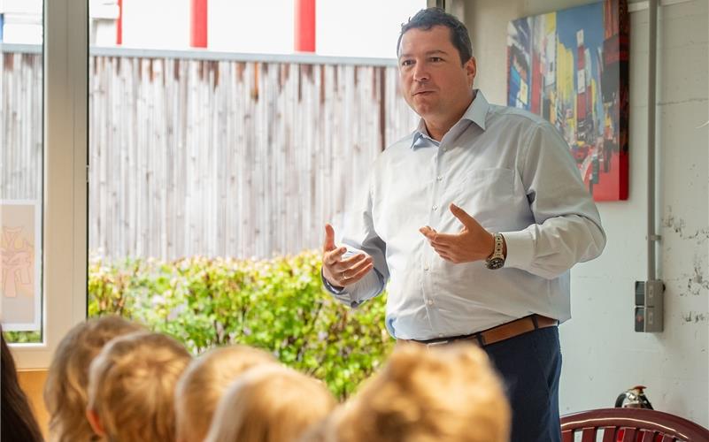 Bürgermeister Thomas Riesch stellt sich den Fragen junger Mitbürger.GB-Foto: Vecsey
