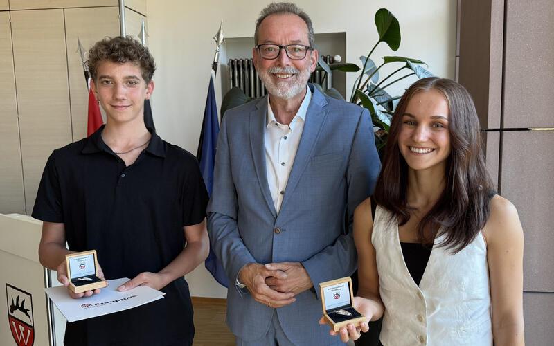 Bürgermeister Ulrich Bünger (Mitte) zeichnete mit Ina Häcker und Nelio Zerull zwei erfolgreiche Jungsportler mit der silbernen Wildberger Schäferschippe aus. GB-Foto: Priestersbach