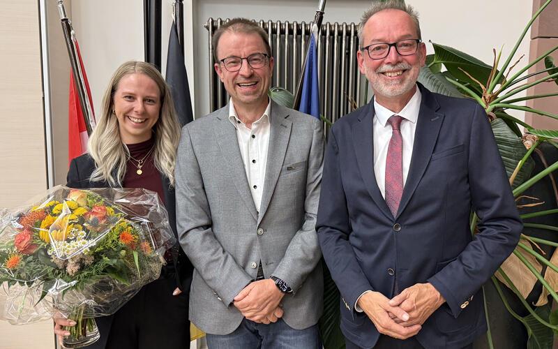Bürgermeister Ulrich Bünger freute sich über den neuen Schulleiter Bernd Jung (Mitte). Blumen gab es für die kommissarische Konrektorin Judith Walter. GB-Foto: Priestersbach