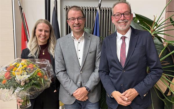 Bürgermeister Ulrich Bünger freute sich über den neuen Schulleiter Bernd Jung (Mitte). Blumen gab es für die kommissarische Konrektorin Judith Walter. GB-Foto: Priestersbach