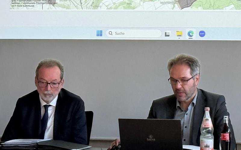 Bürgermeister Ulrich Bünger (links) und Bauamtsleiter Arthur Sadlers begrüßen den geplanten interkommunalen Windpark „Lindenrain“ – für den jetzt ein Projektpartner ausgewählt wurde. GB-Foto: Priestersbach
