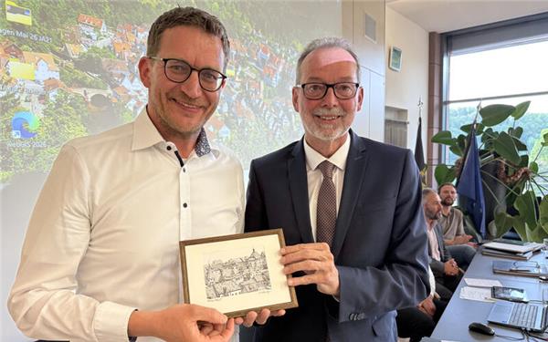 Bürgermeister Ulrich Bünger (rechts) verabschiedete Stadtkämmerer Andreas Bauer, der die Finanzverwaltung in Weil der Stadt übernimmt. GB-Foto: Priestersbach