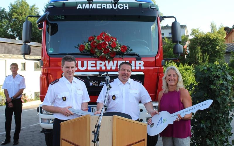 Bürgermeisterin Christel Halm überreicht den symbolischen Schlüssel für das neue Feuerwehrauto an die beiden Kommandanten Dieter Karmann und Matthias Kraus.GB-Foto: Baum