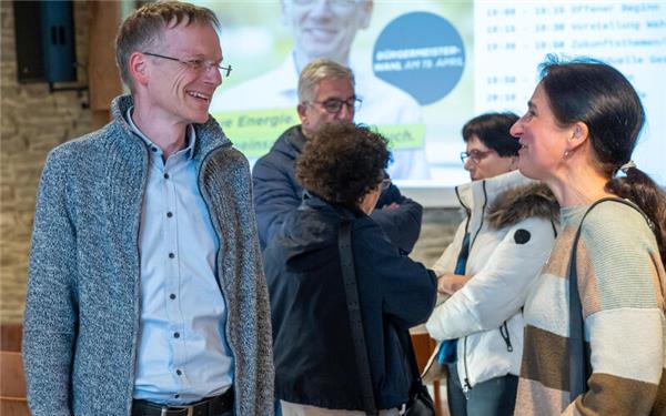 Bürgermeisterkandidat Daniel Rudolph im Gespräch mit Zuhörerinnen und Zuhörern bei der Vorstellung seines Wahlprogramms in der Entringer Zehntscheuer.GB-Foto: Vecsey