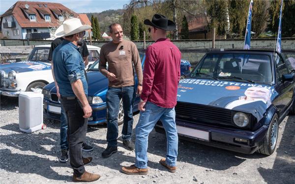 Bürgermeisterkandidat Norbert Gimpl macht auf seiner Rallye auch in Breitenholz Station. GB-Foto: Schmidt