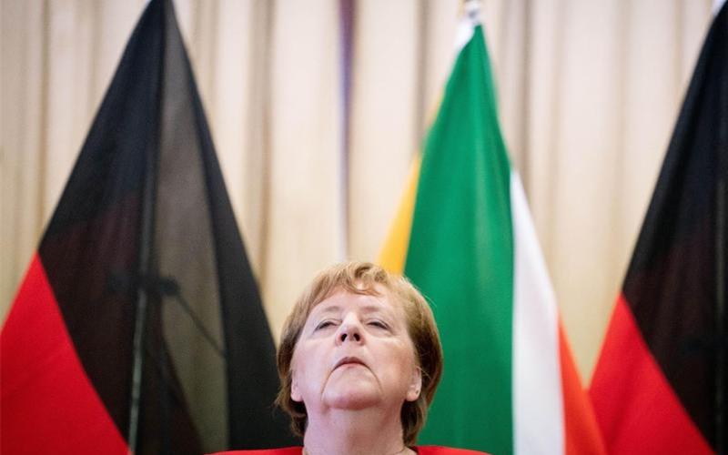 Bundeskanzlerin Angela Merkel (CDU) bei einer Pressekonferenz mit dem Präsidenten von Südafrika. Foto: Kay Nietfeld/dpa