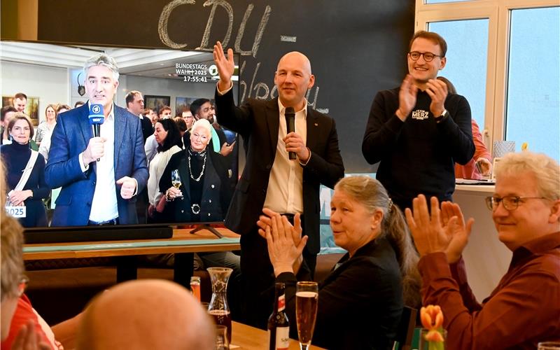 Marc Biadacz verteidigt den Wahlkreis Böblingen für die CDU Bundestagsabgeordneter Marc Biadacz (von links) und der CDU-Kreisvorsitzende Matthias Miller freuen sich bei der Wahlparty im Böblinger Paladion über den Wahlerfolg der CDU.GB-Foto: Holom