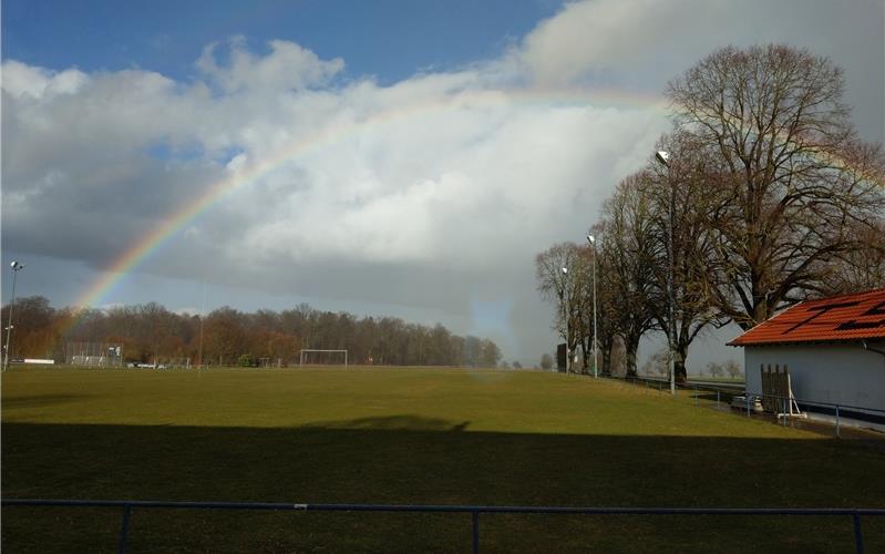 Bunt geht es über dem Fußballfeld zu