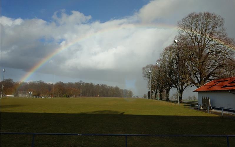 Bunt geht es über dem Fußballfeld zu Bunt geht es über dem Fußballfeld zu