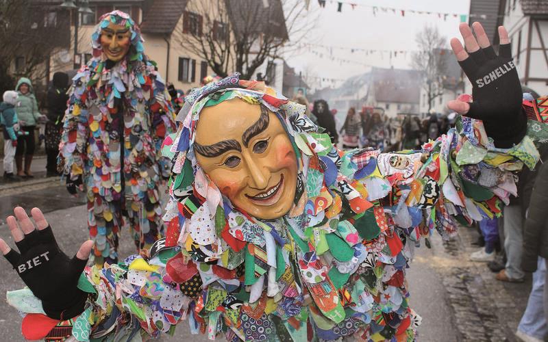 Bunt und fröhlich: Der Deckenpfronner Fasnetsumzug lockte wieder zahlreiche Besucher an. GB-Fotos: Baum