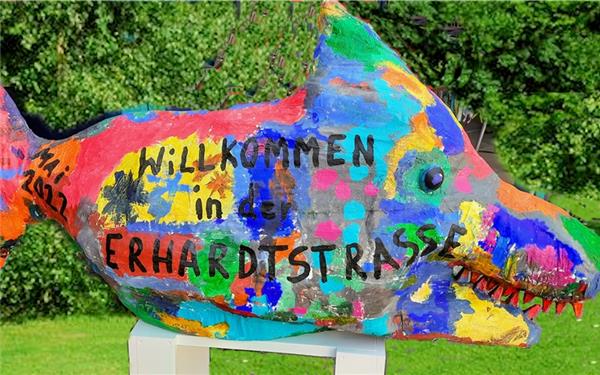 Bunt und prachtvoll: Ein Kunst-Fisch begrüßt die Gäste zur Vernissage in der Kita Erhardtstraße.GB-Foto: gb
