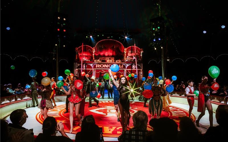 „Gäubote“-Familien-Tour: Blau-weißer Zeltpalast mit Artistik und Show Bunt und spektakulär: Der Manegenzauber im Circus-Theater Roncalli. GB-Foto: Circus Roncalli/Jason Dibowski