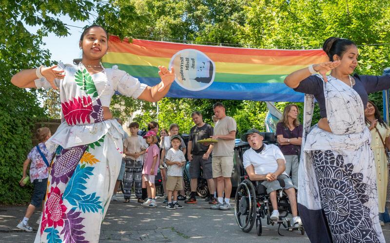 Bunt und vielfältig: Ein Straßenfest für Menschen aus allen gesellschaftlichen Bereichen und Nationen setzt Zeichen gegen Ausgrenzung. GB-Foto: Vecsey