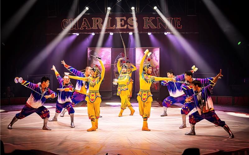 „Gäubote“-Familien-Tour: Wenn Wasser zur Show wird! Bunte Artistik begeistert unter dem Chapiteau das Publikum.GB-Foto: Zirkus Charles Knie