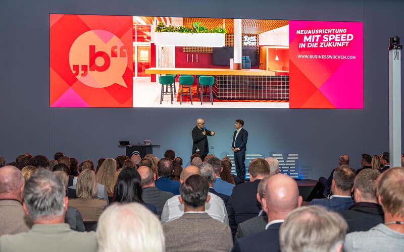 Businesswochen bei der IBM: Volker Siegle (rechts) im Gespräch mit Designer Peter Ippolito. GB-Foto: Nüssle