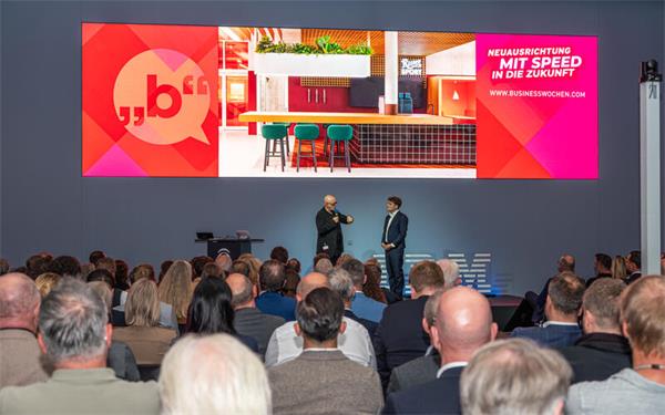 Businesswochen bei der IBM: Volker Siegle (rechts) im Gespräch mit Designer Peter Ippolito. GB-Foto: Nüssle